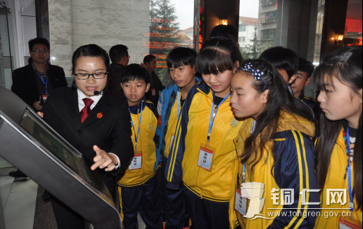 参观立案庭电子触摸屏