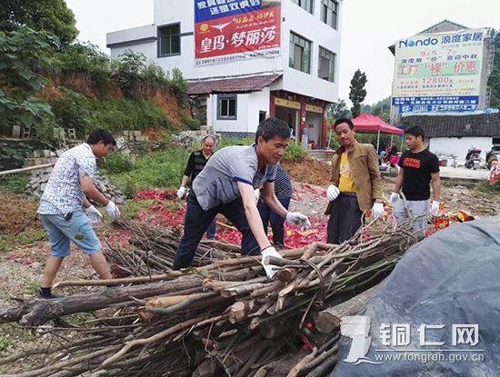 玉屏:朱家场镇开展辖区环境卫生大整治活动_铜