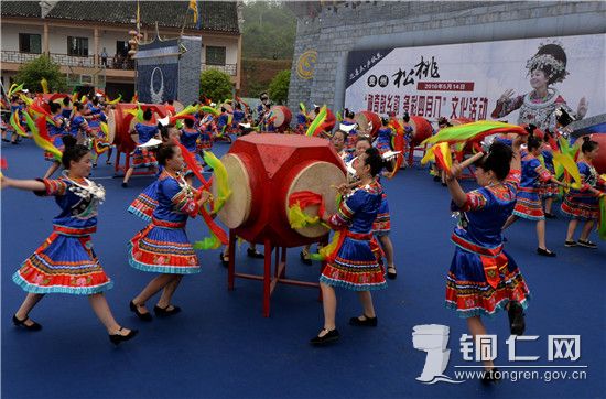 苗族同胞欢庆“四月八” 万人齐聚苗王城_铜仁网