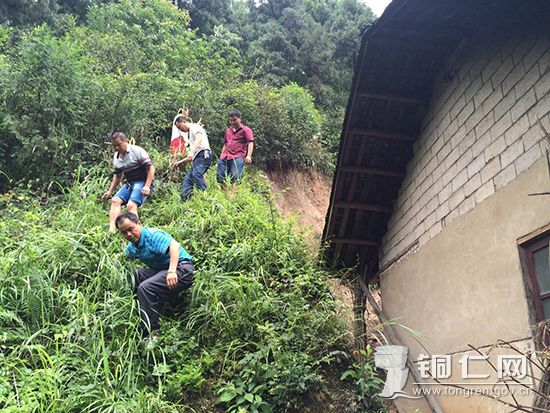 江口驻村干部奋战抗洪救灾一线_铜仁网