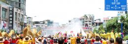 德江第七届“水龙节”市民与舞龙人上演泼水混战