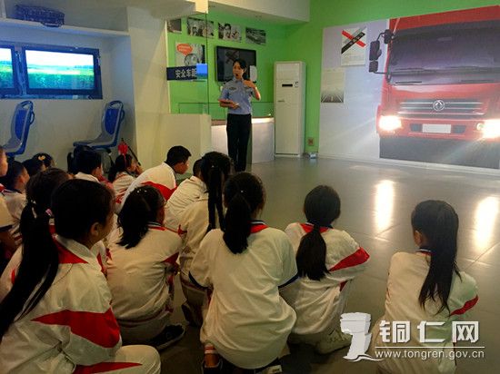 碧江:大手牵小手 交通安全记心中_铜仁网