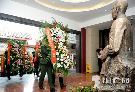 我市举行向周逸群烈士敬献花篮仪式