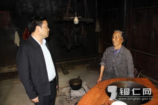 陈昌旭暗访督导万山区玉屏县脱贫攻坚工作