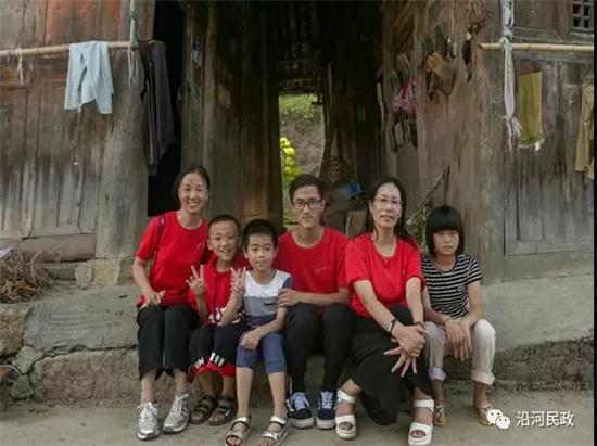 张家港市公益组织来沿河县黑水镇开展公益支教