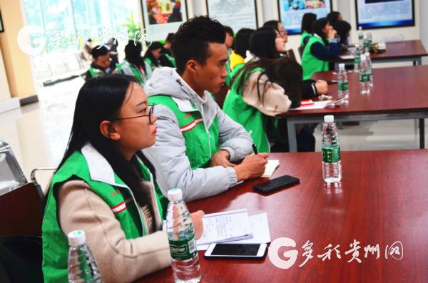 贵阳市青年环保志愿者巡河活动举行大学生队伍