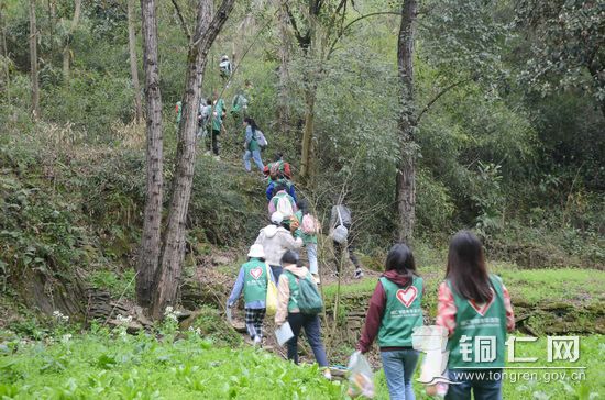 志愿者们沿着崎岖山路赶赴同仁社区网友林