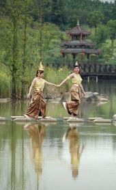 泰国姑娘游侗乡