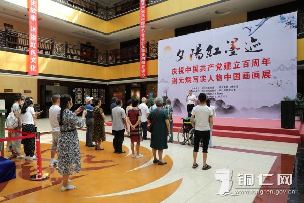 铜仁81岁老人举办画展庆祝中国共产党成立100周年