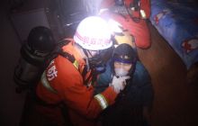 仓库失火 88岁老人被困6楼获救