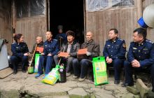 铜仁市公路处走进正大乡慰问贫困户