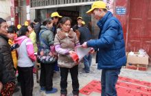 大学生志愿者开展义务撰写春联活动