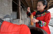 松桃苗族女大学生返乡酿酒创业