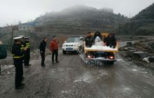 万山交警联合多部门加强雪凝天气管控保畅通