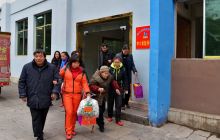 爱心人士走进“福利院”慰问