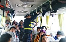 高速交警开展“借您两分钟 还您平安行”春运宣传活动