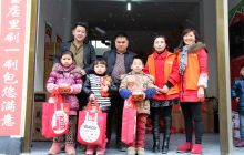 “阿里年货大礼包”送到德江留守儿童手中