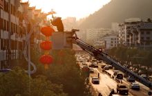 市城管局：挂大红灯笼添喜庆氛围