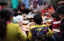 驻村干部与留守儿童一起吃年夜饭