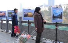 市老摄协摄影作品在碧江区瓦窑步行街河展出