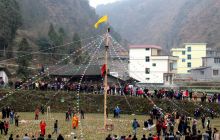 印江土家村民表演上刀梯民俗活动