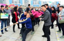 铜仁市举办“聚力脱贫攻坚•展示巾帼风采”三八节拔河比赛