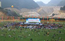 万山区欢庆“三·八”妇女节