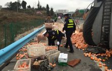 刹车不堪负重 高速路上遍地柑橘