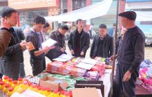 德江农民忙购种植肥料备春耕