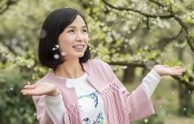 美人依旧笑春风，人面桃花相应红