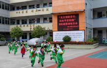 碧江区千名师生“安全教育日”体验“火场逃生”