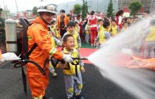 江口200余名幼儿园师生零距离体验消防