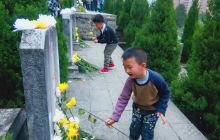 铜仁市城区学校师生、青年志愿者自发来到烈士陵园扫墓