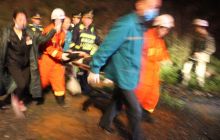 大货车高速路上翻车3人被困 万山消防成功救援