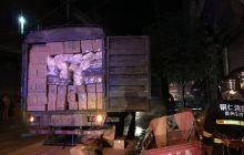 满载钢碳货车凌晨起火 警民联合扑灭