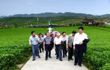 市委党校离退休干部走进松桃参观学习