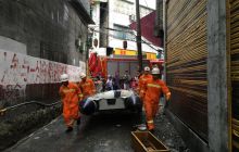  突降暴雨5人被困 沿河消防迅速救援 