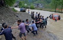 松桃三轮车被洪水冲走 村民成功施救