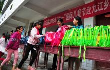 山村孩子“六一”收到爱心礼物