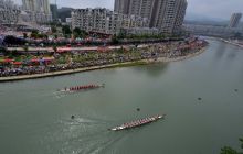 松桃苗族同胞赛龙舟庆端午 