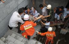 印江一村民不慎从屋顶摔下钢筋刺穿大腿