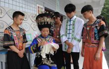 松桃：苗绣融入现代生活