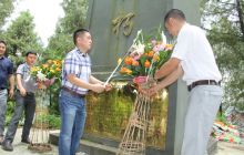 缅怀先烈  庆祝七·一