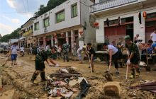 沿河板场军民齐心重建家圆