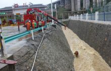 沿河千斤大黄牛跌进水沟 众人合力营救