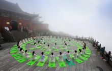 铜仁瑜伽公益活动在梵净山普渡广场举行