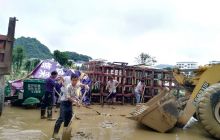 谢桥新区党员干部 民兵开展灾后自救清理工作