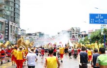 德江第七届“水龙节”市民与舞龙人上演泼水混战