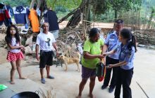 万山交警大队赴帮扶村走访慰问受灾群众