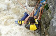 印江：货车被冲入河中3人被困 消防员跳入湍急河中救人